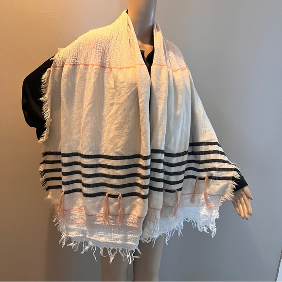 Oversized multi texture soft feel scarve/ wrap with fringe detail - Picture 2 of 8